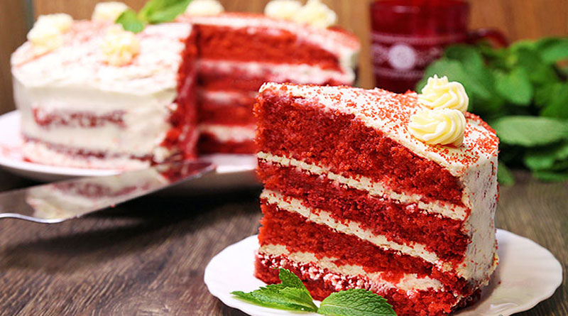 Вкусный и нежный торт, из ярких коржей и белоснежного крема