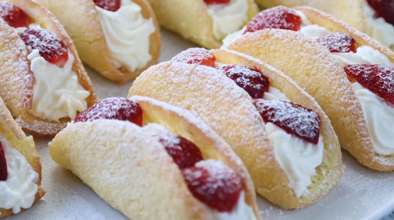 Бисквитные пирожные с клубникой: ароматные и очень вкусные