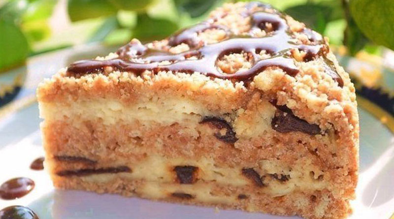 Простой и вкусный пирог с творогом и черносливом
