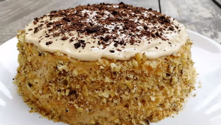 Торт с черносливом на сковороде: нежный, сочный и очень вкусный