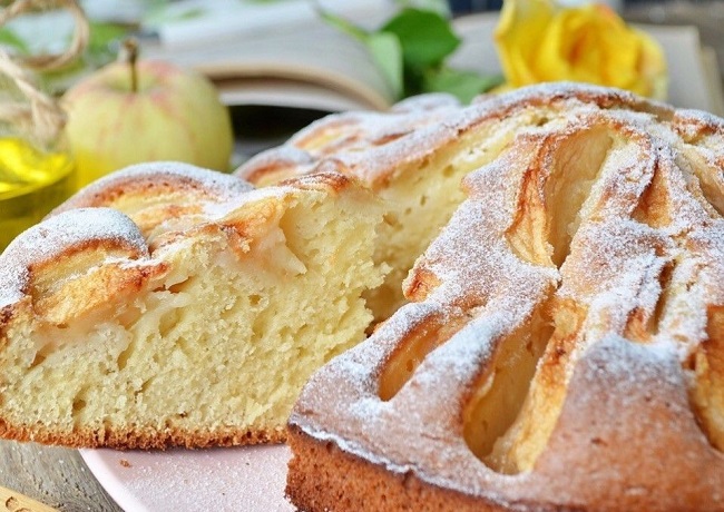 Яблочный пирог из детства. Он простой и легкий, но очень сладкий и вкусный!