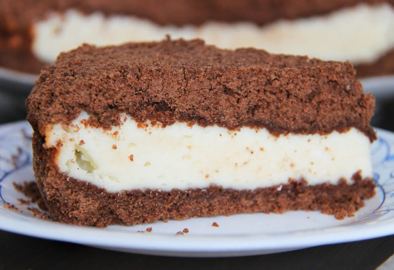 Шоколадный пирог с творожной начинкой на быструю руку