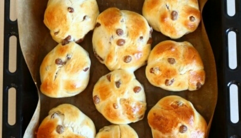Обалденные булочки с изюмом из дрожжевого теста