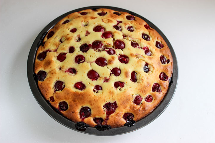 Вишенки в сметанном тесте — потрясающий пирог