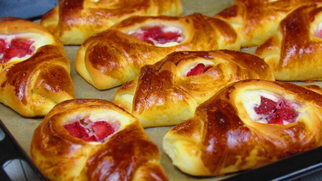 Ароматные булочки с клубникой и творогом. Вкуснейшая домашняя выпечка!