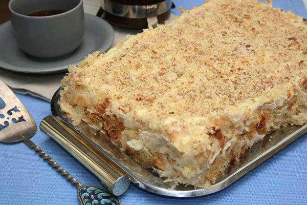 Торт Наполеон из быстрого слоеного теста на сметане